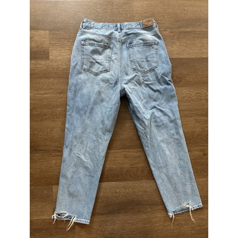 American Eagle Women's Mom‎ Jeans Distressed Size 8 Light Wash Denim